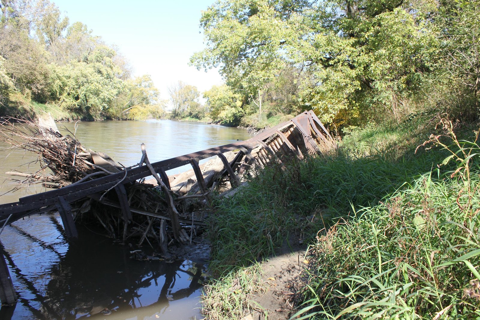 Scrap boxcars used to stabilize river bank